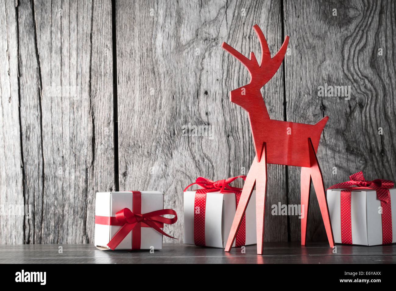 Weihnachts-Dekoration mit Geschenk-Box auf Holz Hintergrund Stockfoto