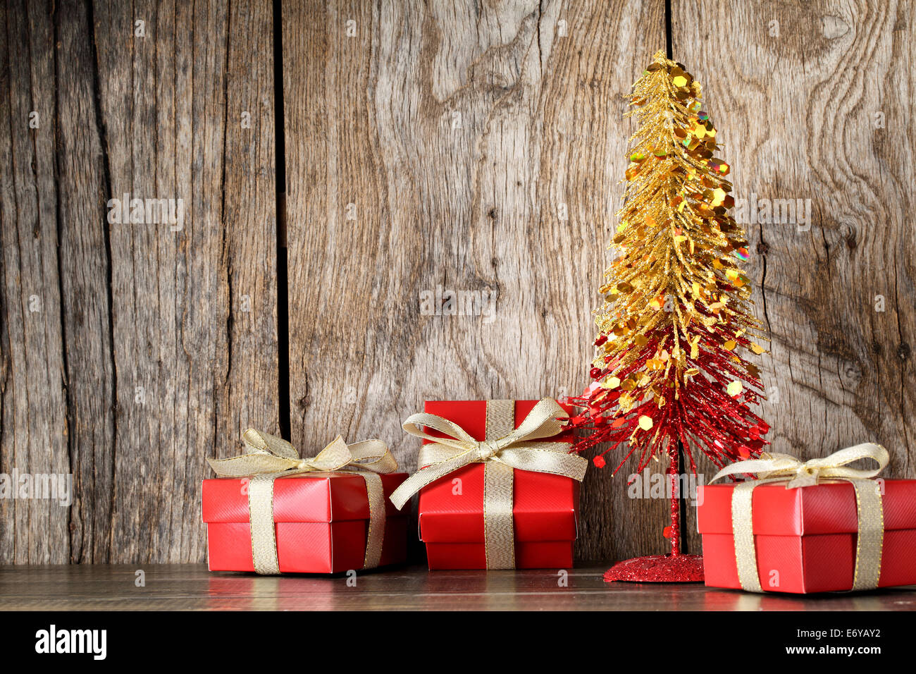 Geschenkboxen und Weihnachtsbaum auf Grunge Holz Hintergrund Stockfoto