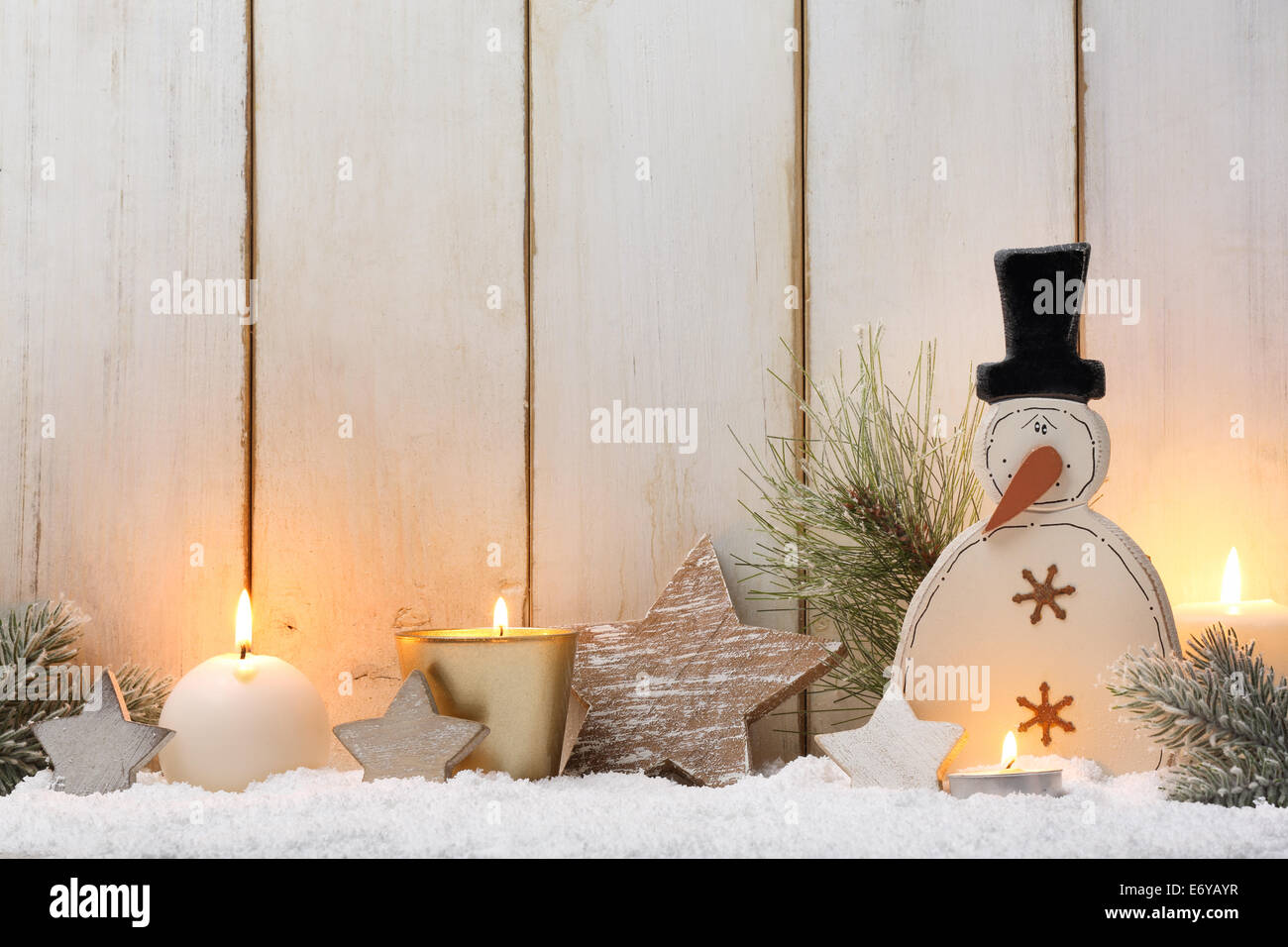 Weihnachtsdekoration auf Holzbrett Stockfoto