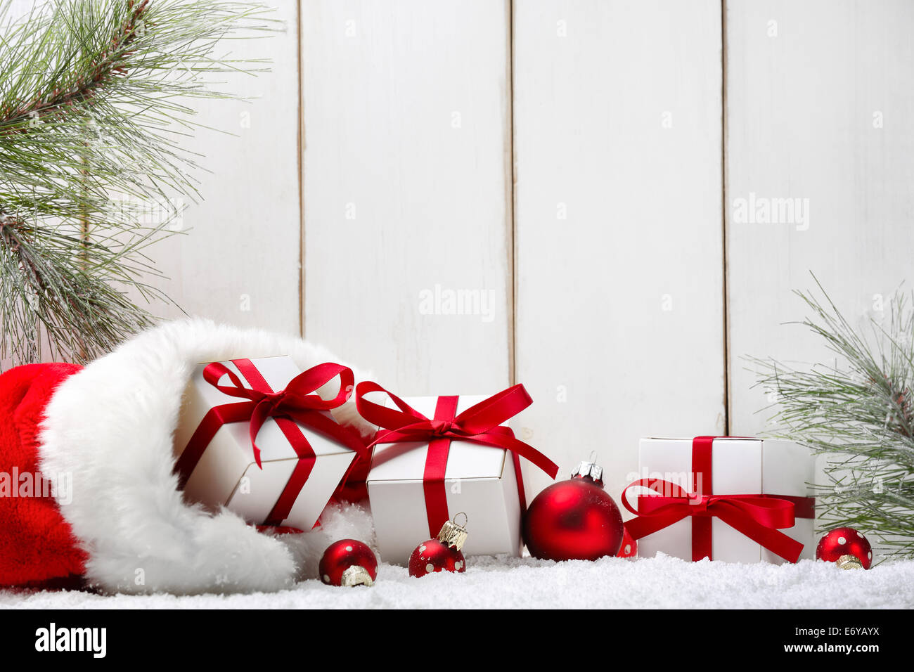 Weihnachtsgeschenke, Tanne Zweig auf Holzbrett. Stockfoto