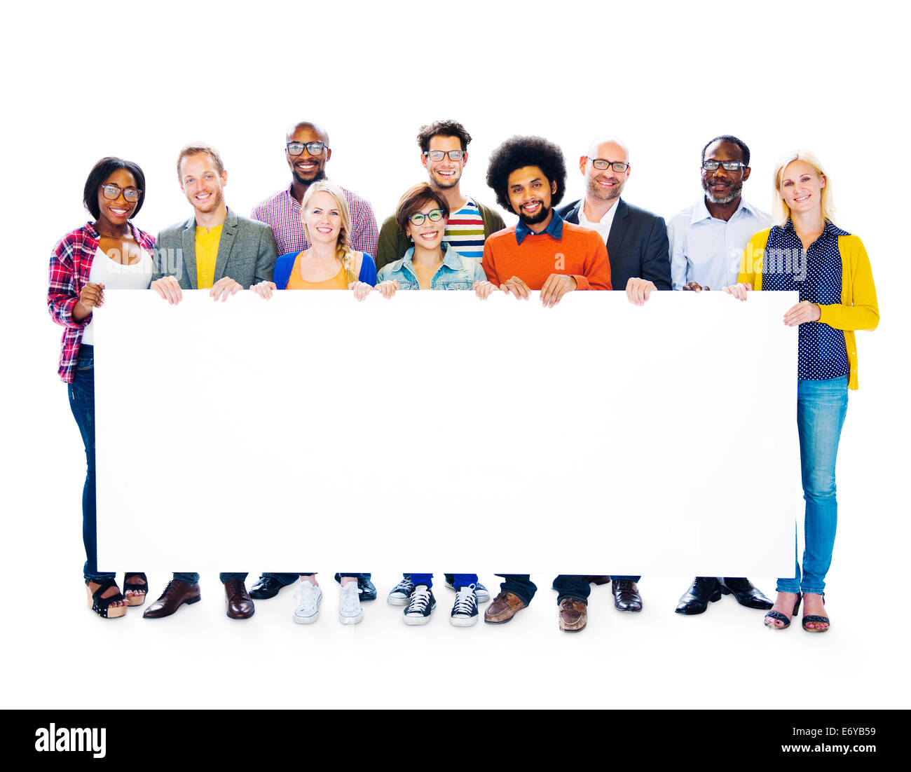 Gruppe von multi-ethnischen Gruppe von Menschen zusammenhält leere Billboard Stockfoto