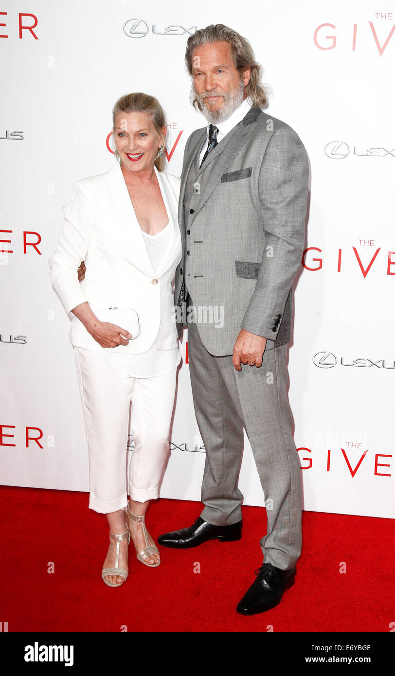 Actor Jeff Bridges (R) und Frau Susan Geston besuchen Sie die Premiere von "The Giver" im Ziegfeld Theatre am 11. August 2014. Stockfoto