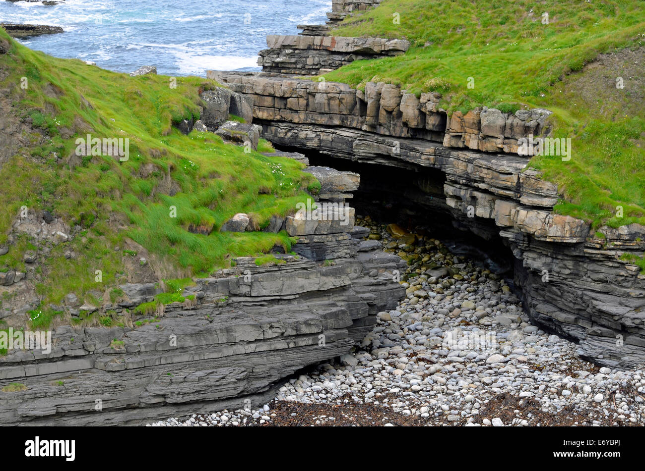 Rauen Atlantikküste Mullaghmore Head, County Sligo, Irland Preisunterbietung Erosion der schwächeren Schichten zeigen. Stockfoto