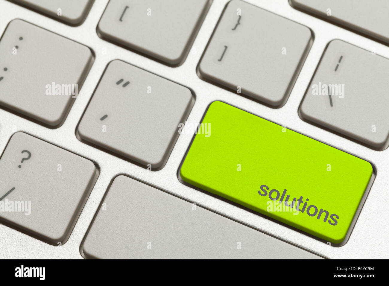 Close Up grüne Lösungen-Taste auf der Tastatur. Stockfoto