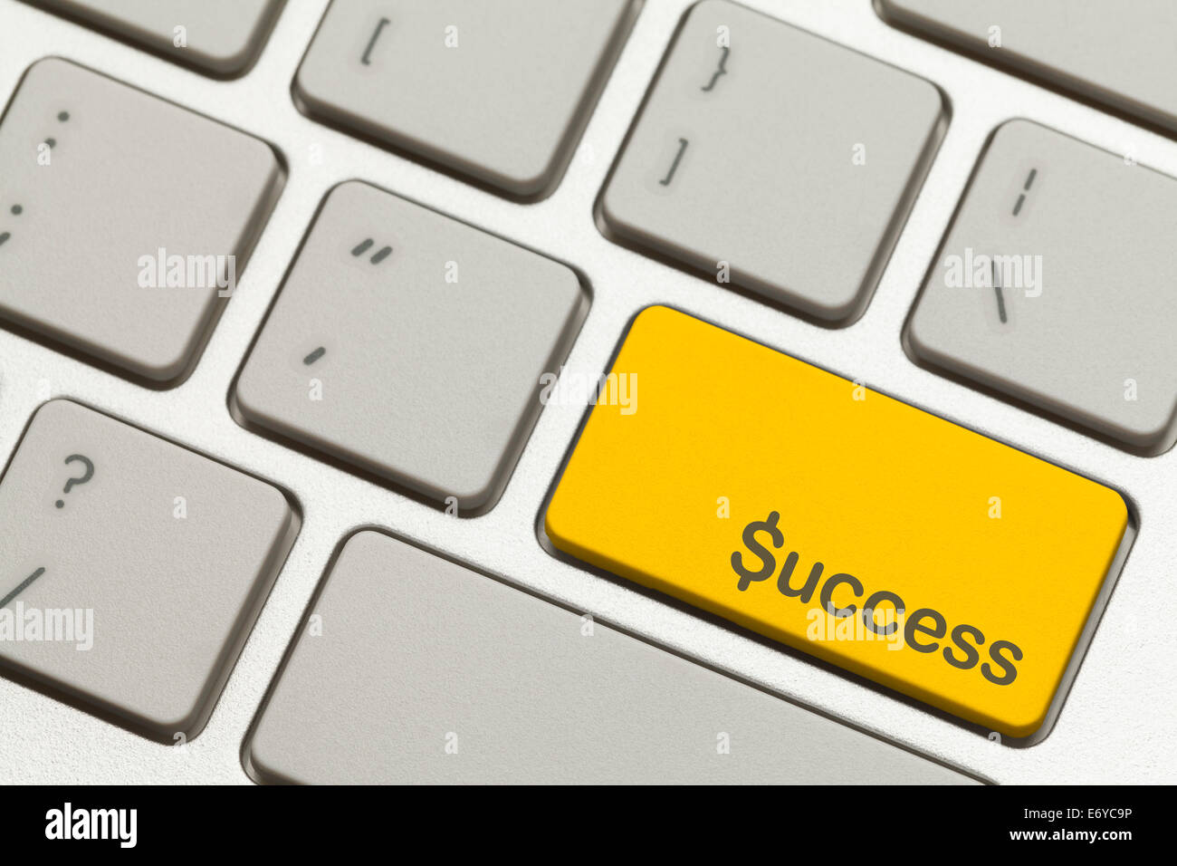 Nahaufnahme von Gold Erfolg-Taste auf einer Tastatur. Stockfoto