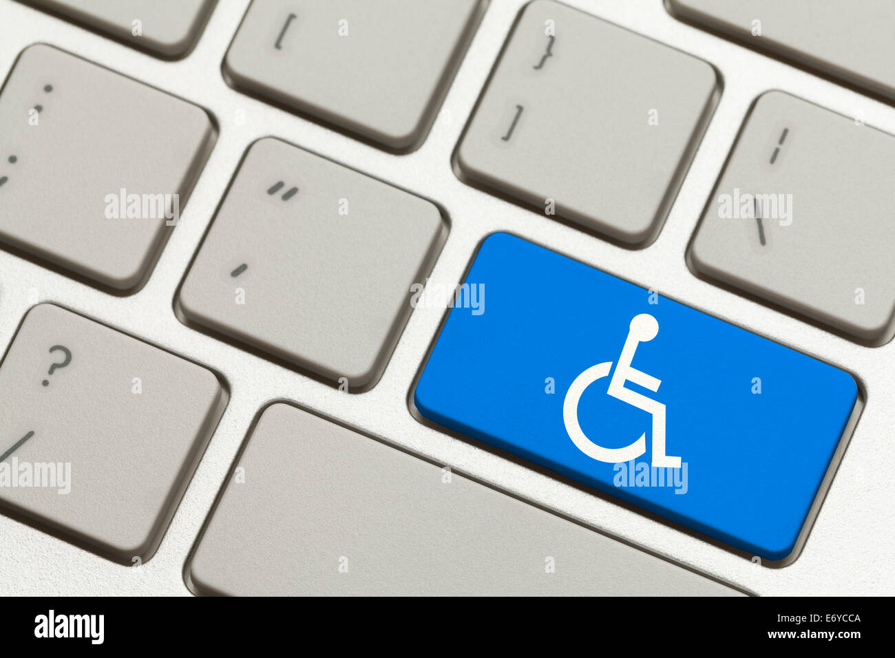 Nahaufnahme des blauen Handicap-Taste auf einer Tastatur. Stockfoto