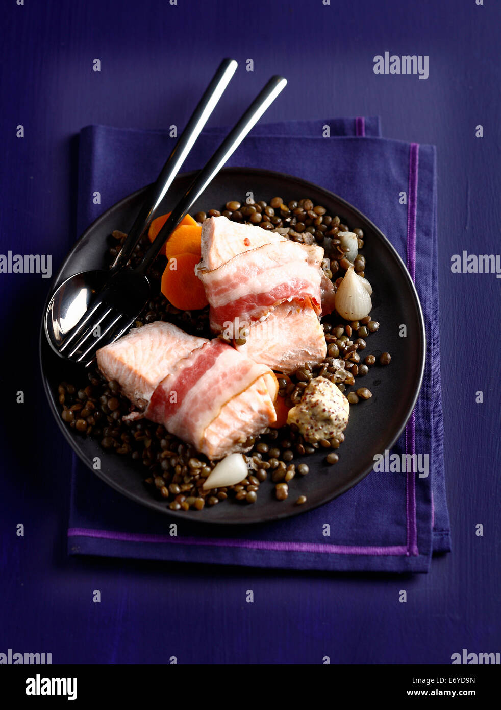 Lachs mit Speck und Linsen Stockfoto