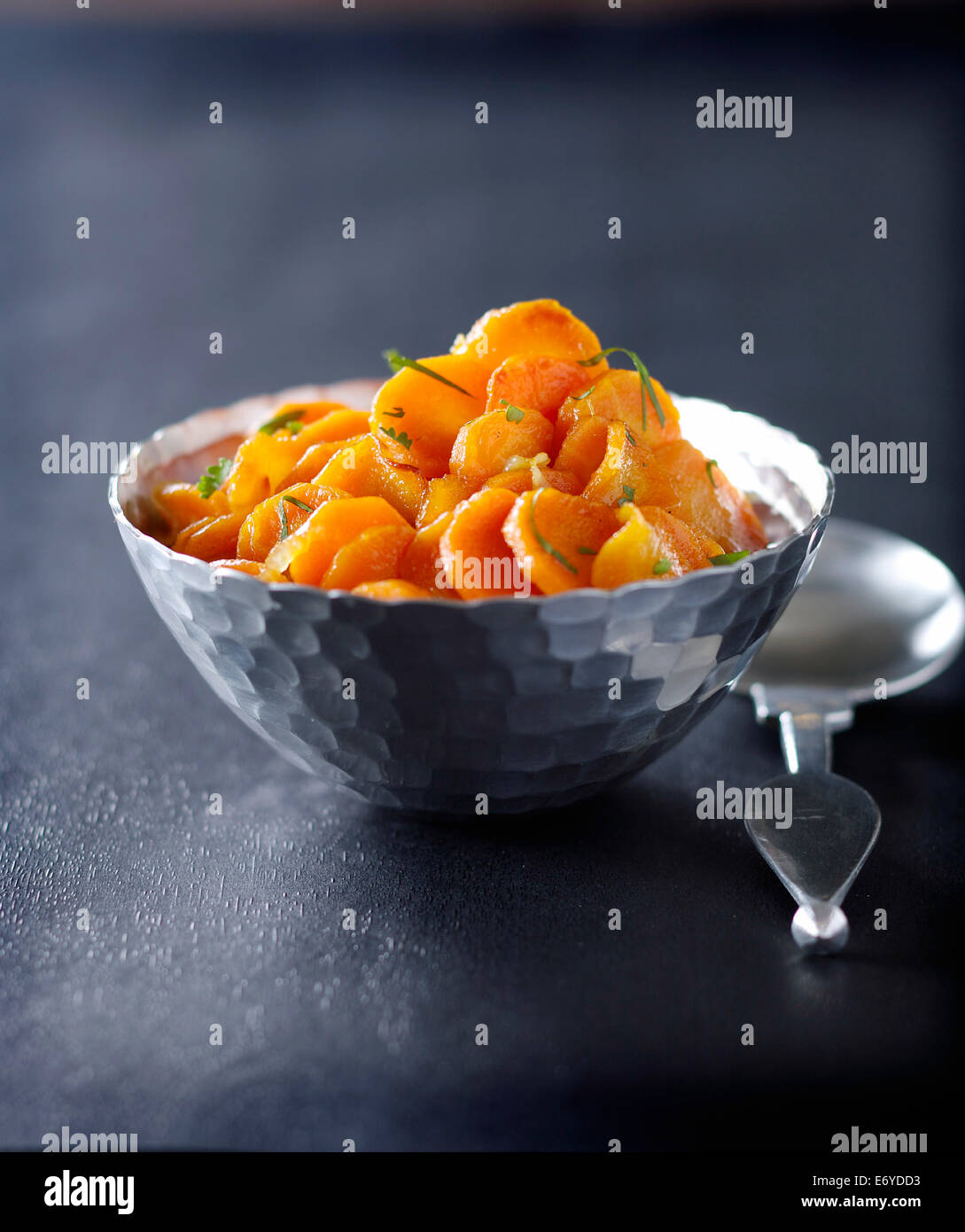 Würzige Karotten mit Honig Stockfoto