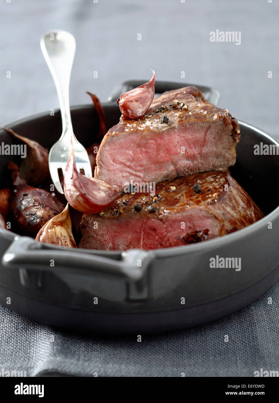 Sirloin Steak Auflauf mit Schalotten und Knoblauch Stockfotografie - Alamy