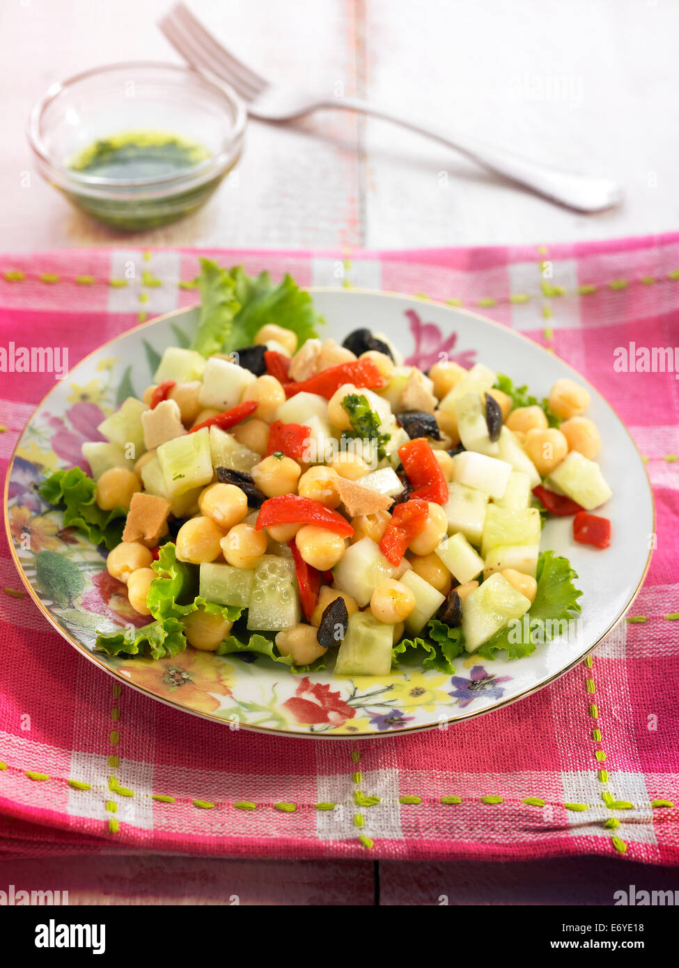 Kichererbsen, Gurken, Oliven und roten Pfeffer Salat Stockfoto