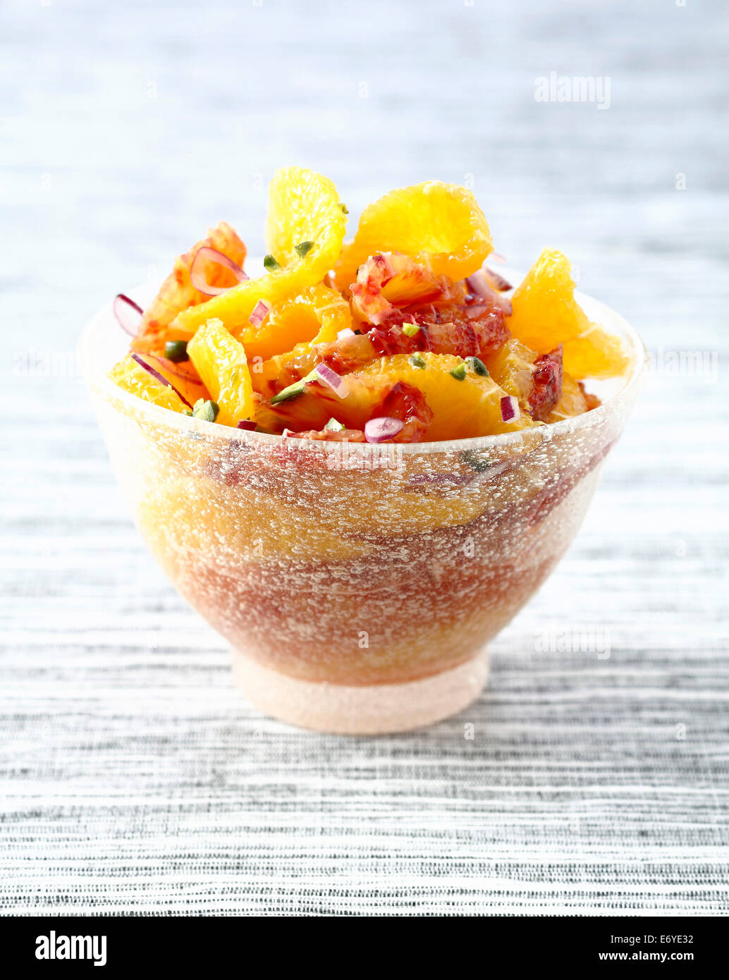 Orange Fruchtsalat mit milden Zwiebeln, Pistazien und Argan-Öl Stockfoto
