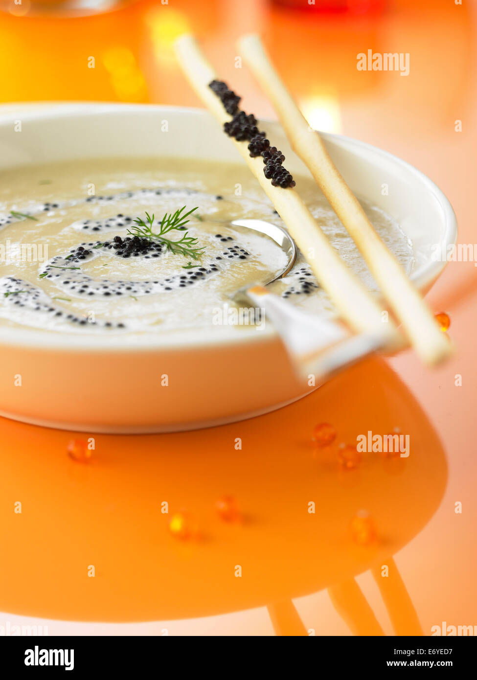 Creme der Jakobsmuschel Suppe mit Fischrogen Stockfoto