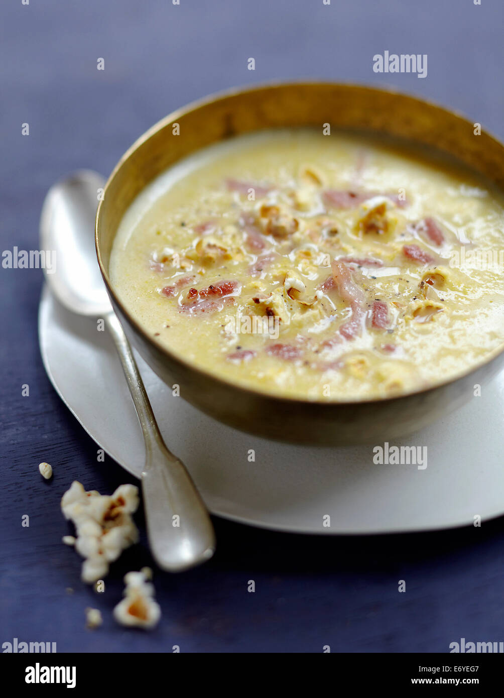 Mais-Suppe mit Speckwürfelchen und popcorn Stockfoto