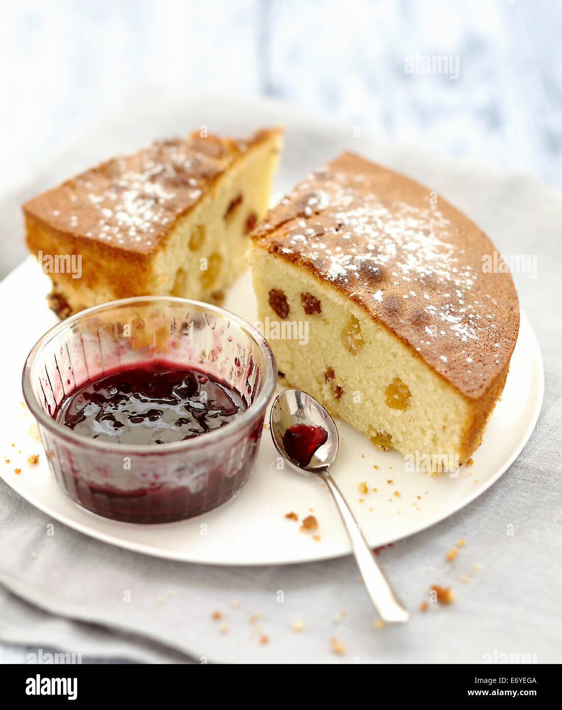 Rosinenkuchen gekocht in einer kasserolle -Fotos und -Bildmaterial in ... Rosinenkuchen gekocht in einer kasserolle -Fotos und -Bildmaterial in ...