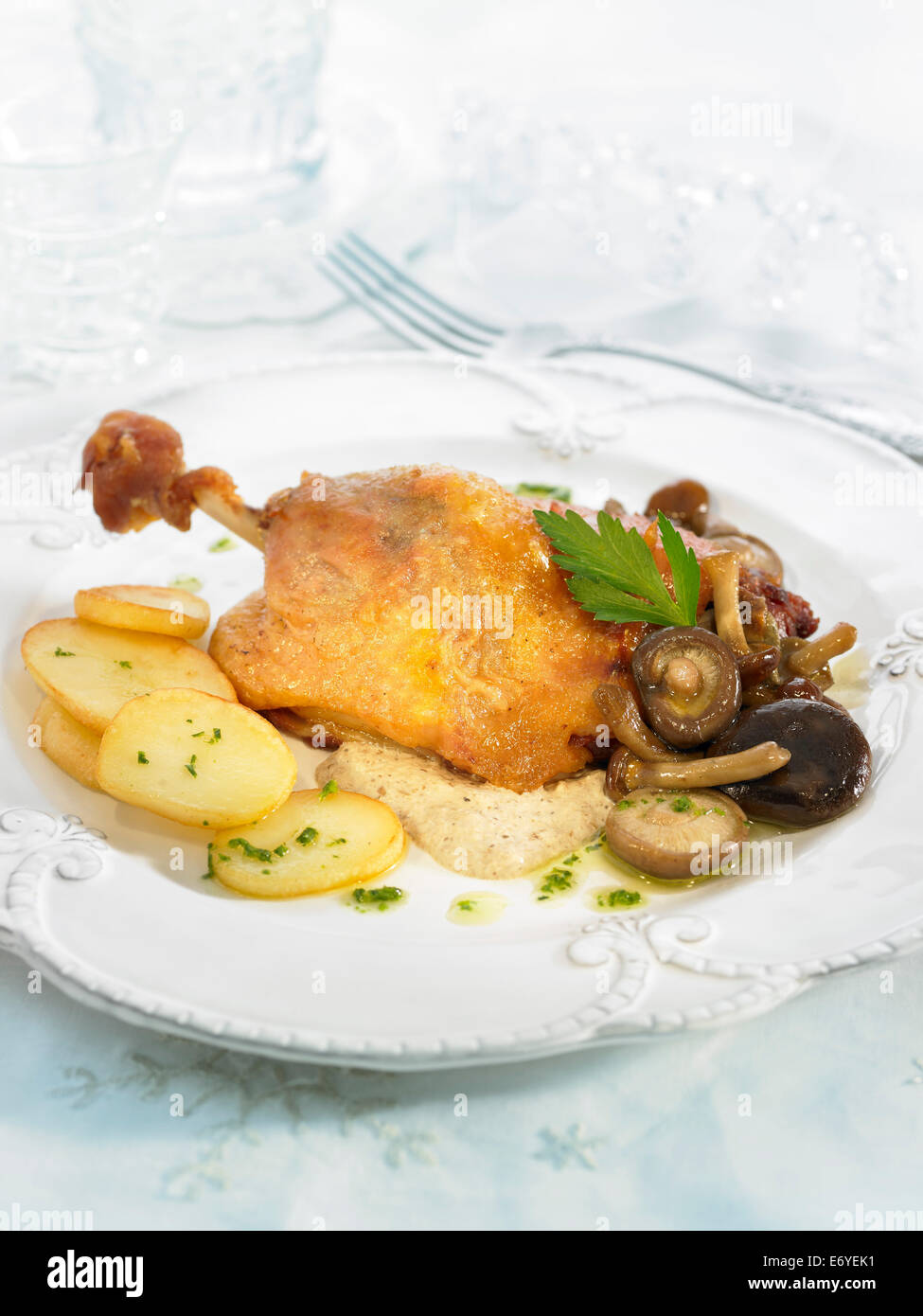 Gebratene Ente mit Pilzen und Kartoffeln Stockfoto