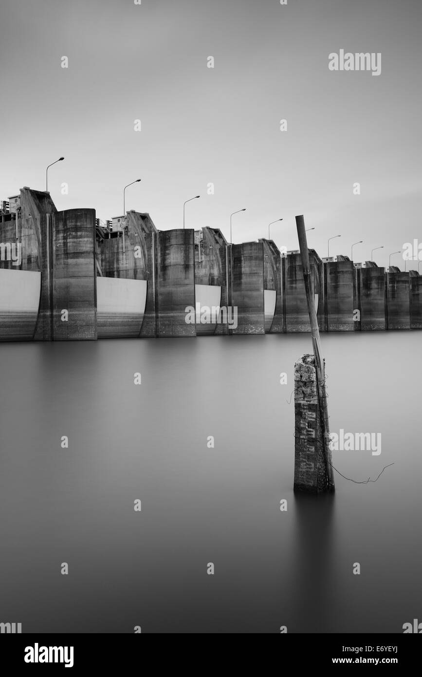 Wasser fließt aus den Damm, Wassertor zur Bewässerung Stockfoto