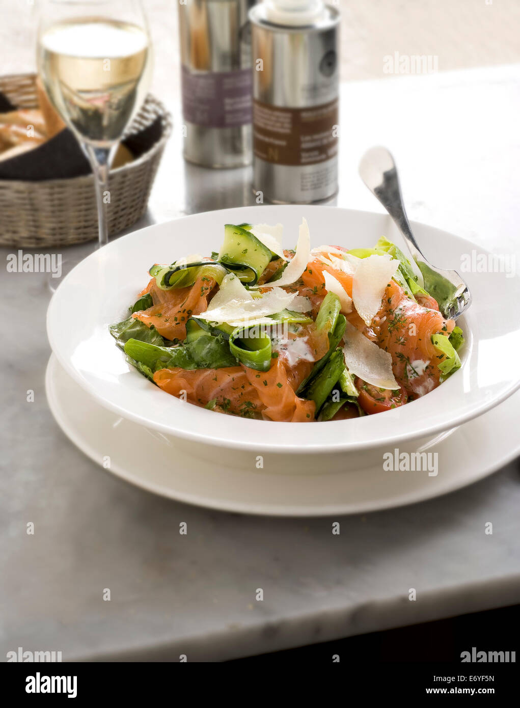 Salat mit Lachs, Zucchini und parmesan Stockfoto