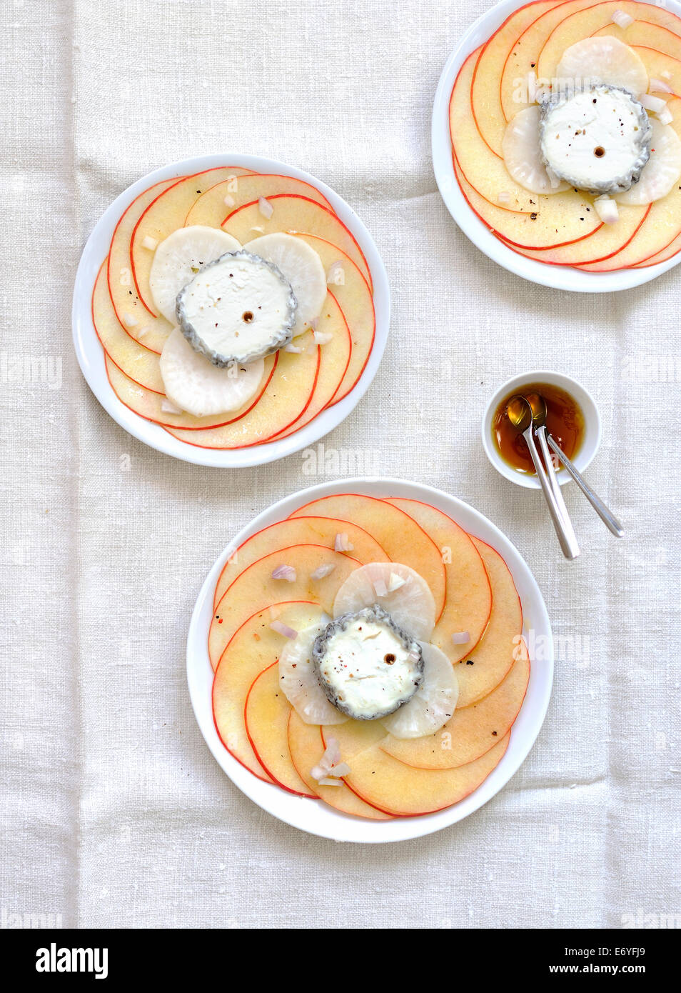 Apple und Rettich-Carpaccio mit Ziegenkäse Stockfoto