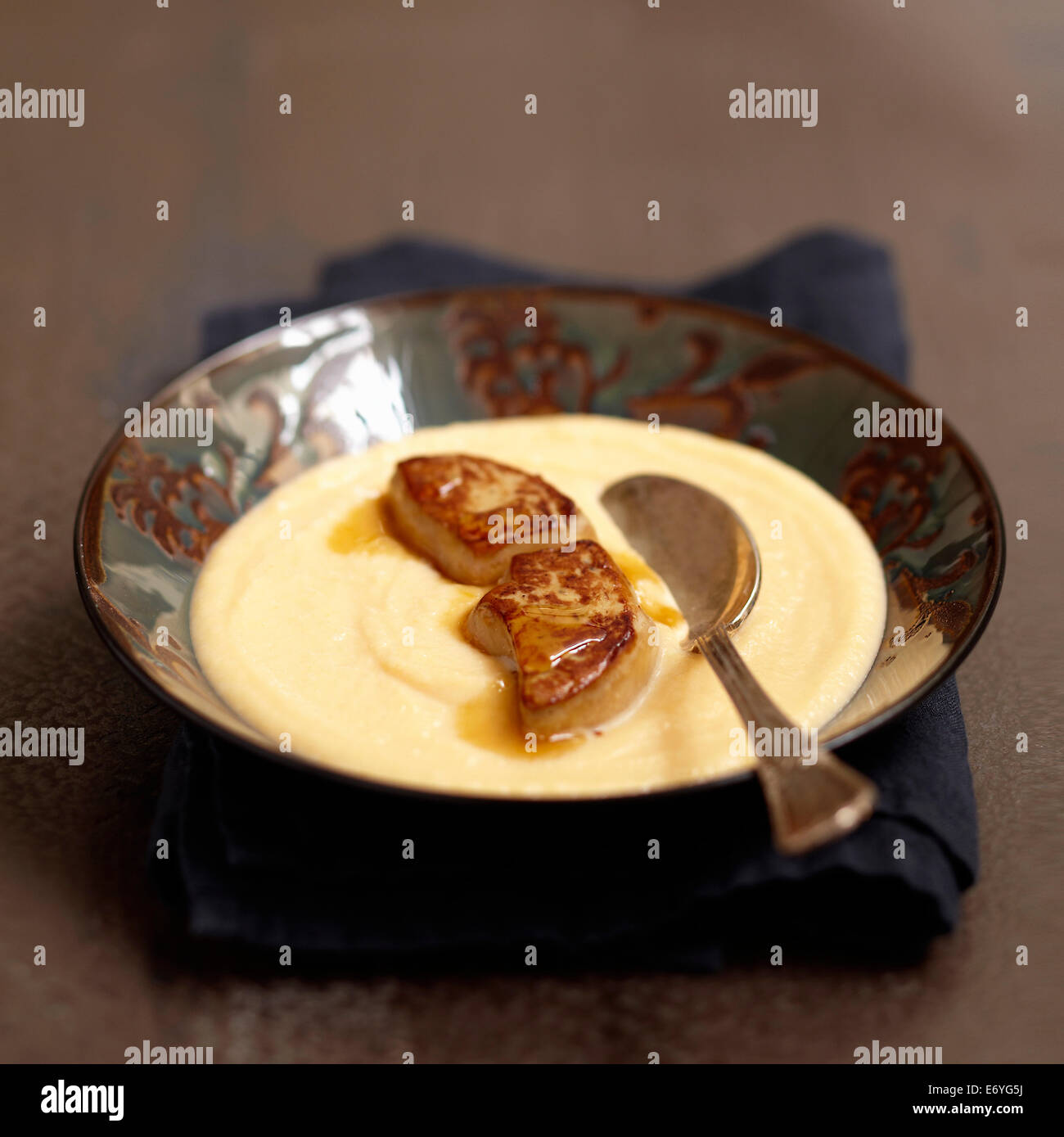 Creme der schwedischen Steckrübensuppe mit gebratener Gänseleber Stockfoto