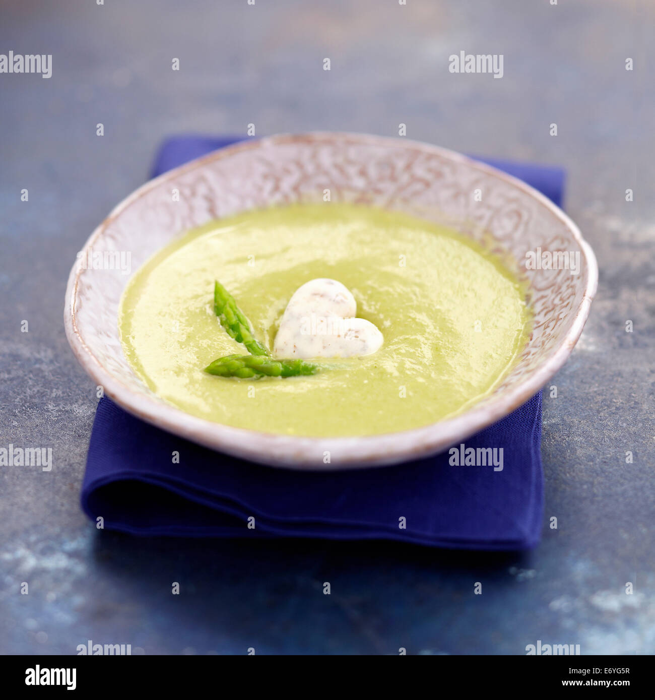 Kalte Sahne grüner Spargel Suppe mit einem Mandel-Ingwer-Eiswürfel Stockfoto