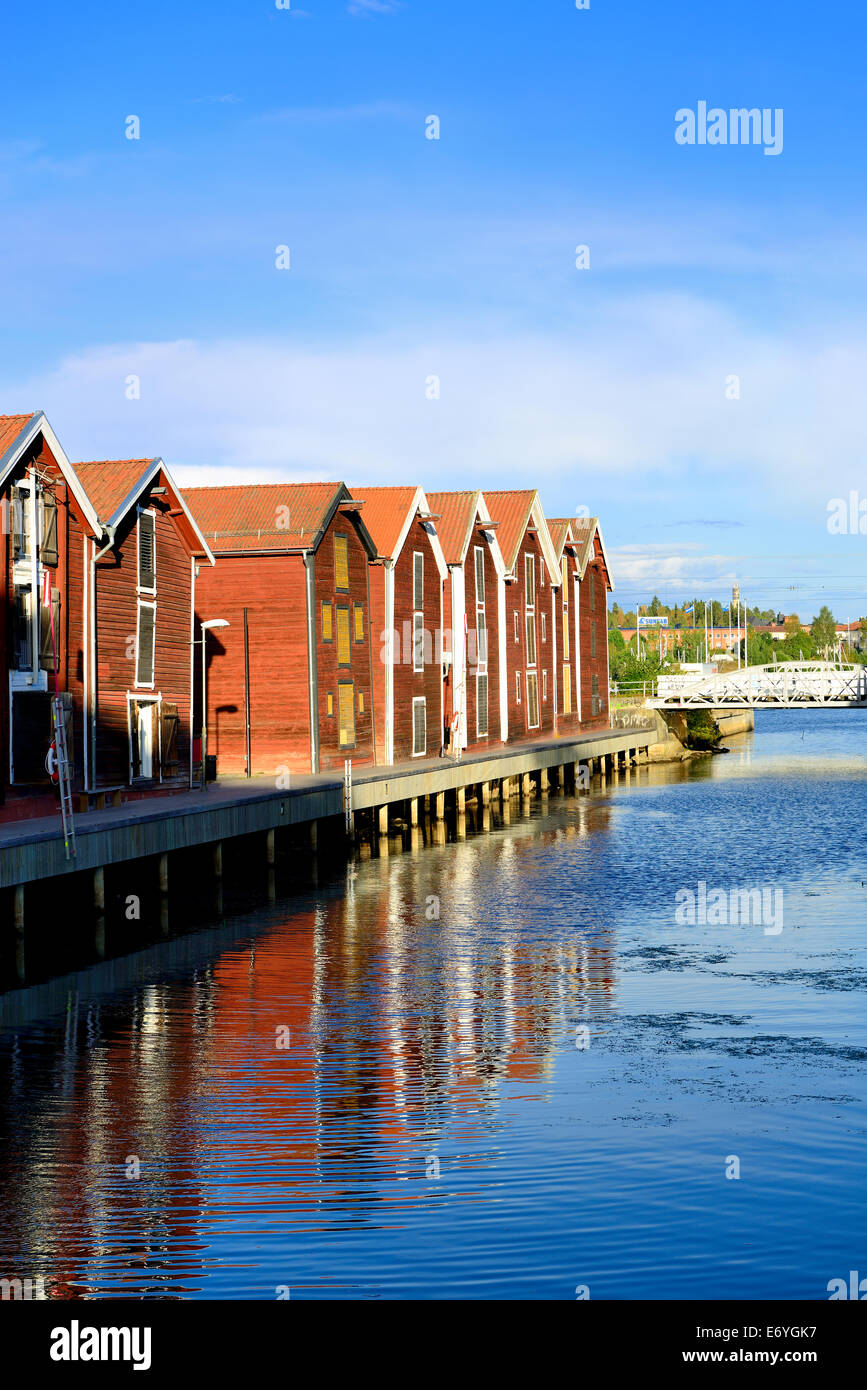 Der Sund kanal in Hudiksvall mit Fischer-Häuser Stockfoto