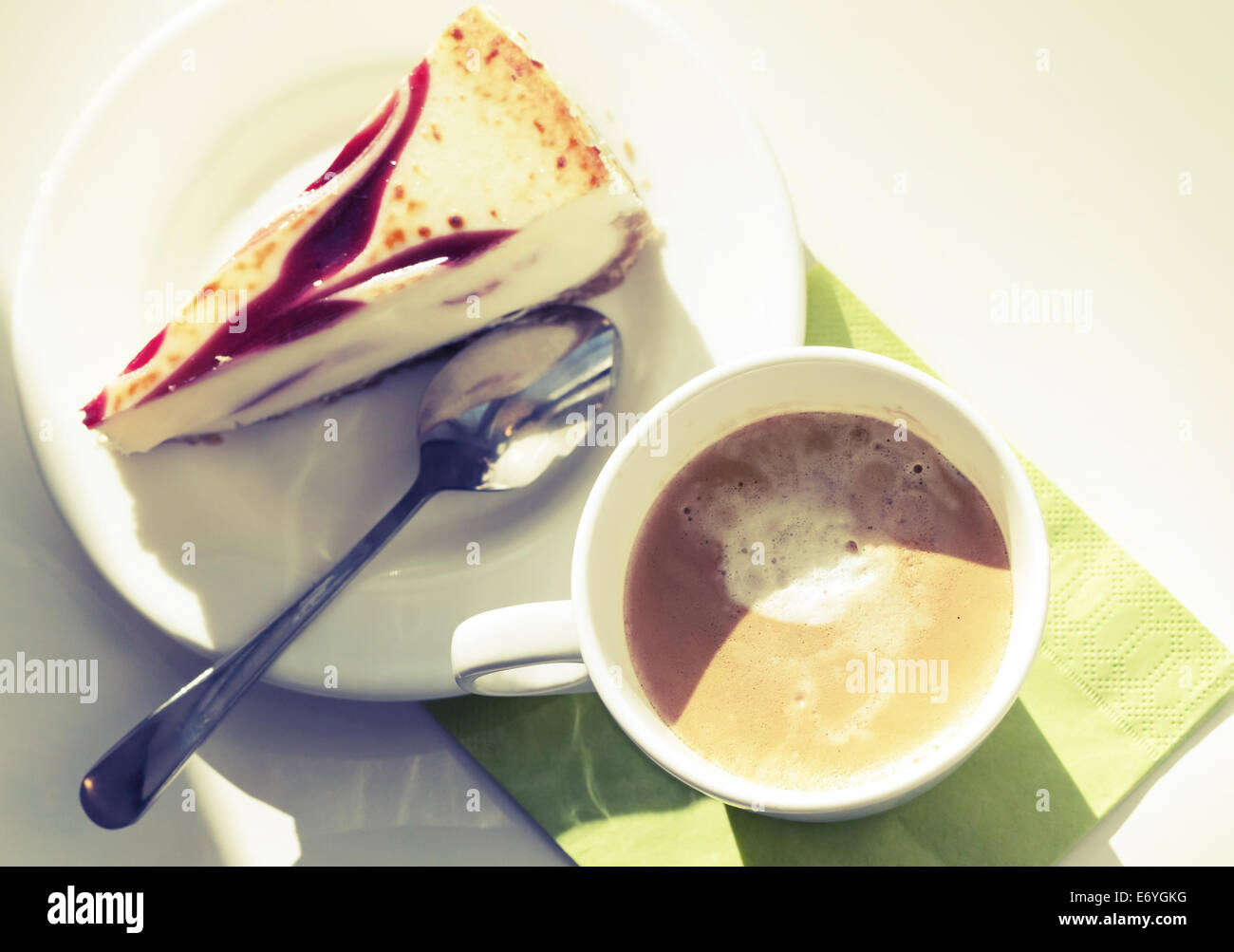 Tasse Cappuccino Kaffee und Käsekuchen, Vintage getönten Foto Stockfoto