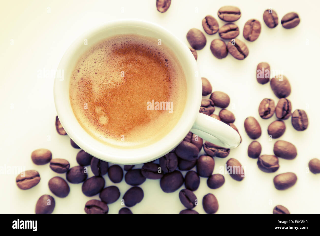 Espresso Kaffee Tasse mit Kaffeebohnen, getönten Vintage Foto Stockfoto