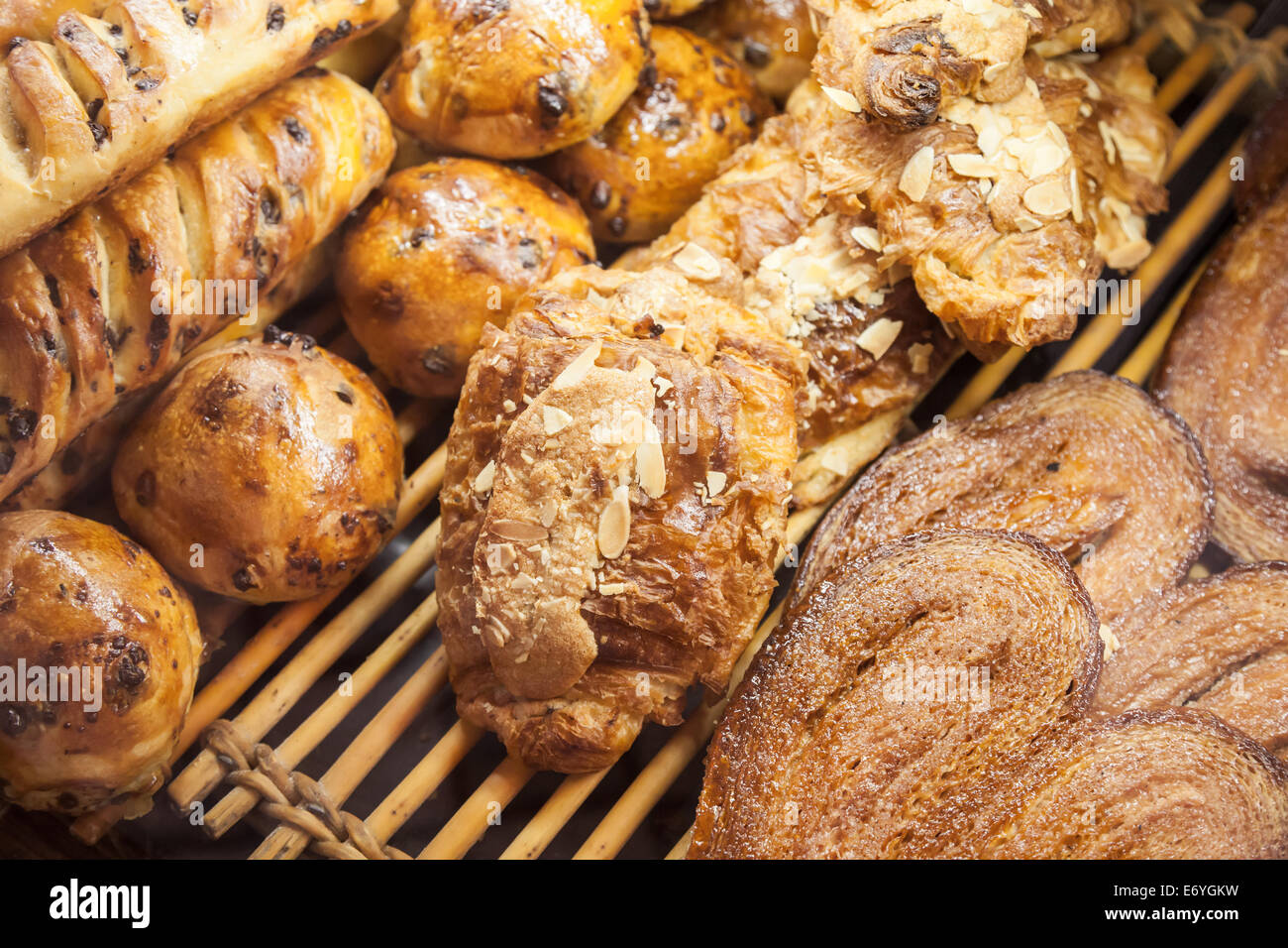 Brötchen aus Blätterteig in Regalen der französische Bäckerei Stockfoto
