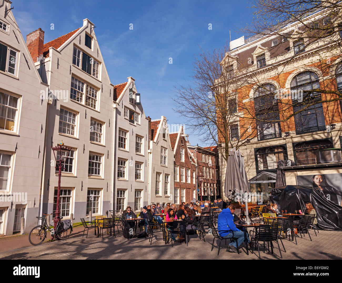 AMSTERDAM, Niederlande - 19. März 2014: Gewöhnliche Straßencafé. Gewöhnliche Menschen trinken Kaffee und Essen Stockfoto