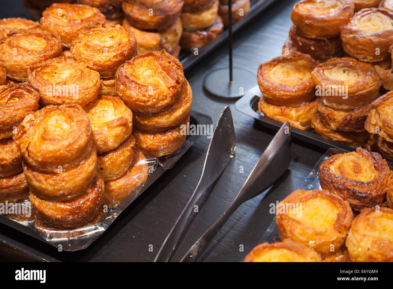 Brötchen aus Blätterteig in den Regalen der französische Bäckerei Stockfoto