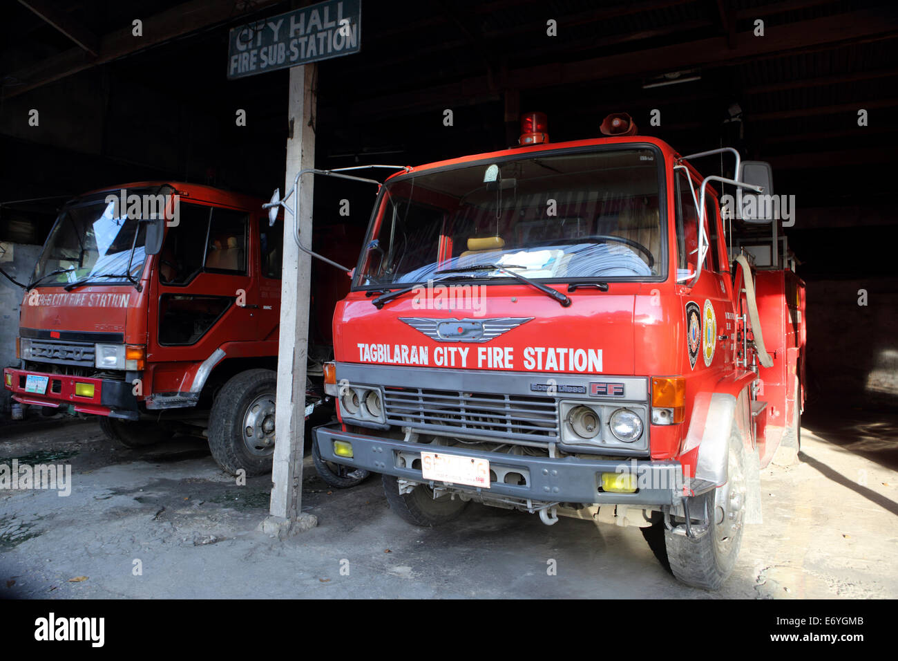 Alte Feuerwehrautos am Tabilaran Feuerwehrhaus in Bohol, Philippinen Stockfoto