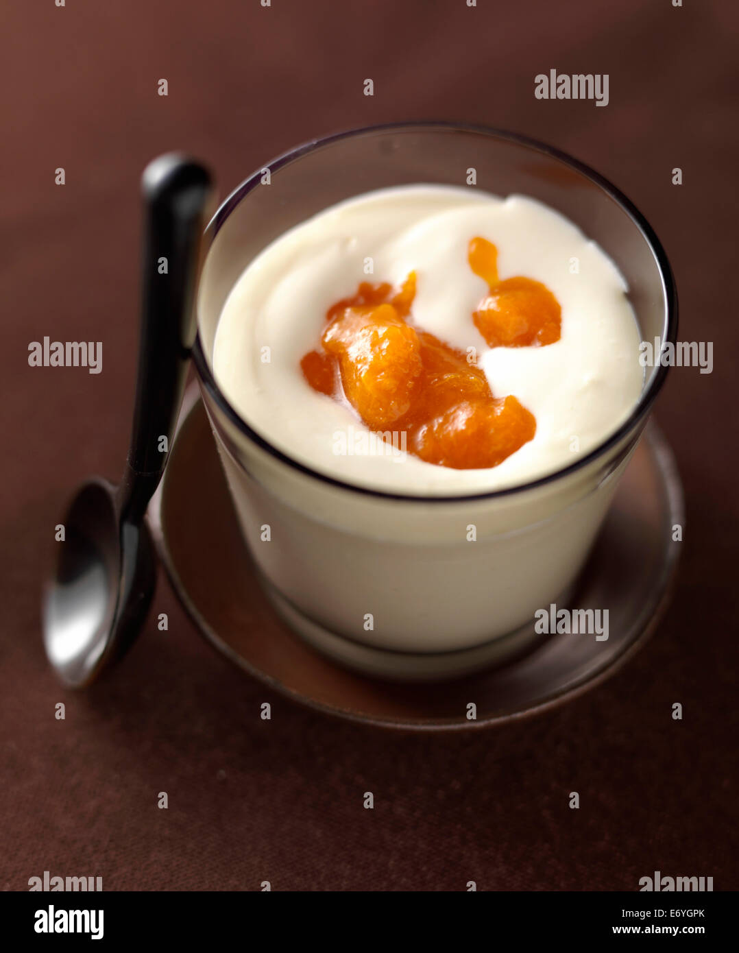 Weißes Schokoladenmousse mit Marillenmarmelade Stockfoto