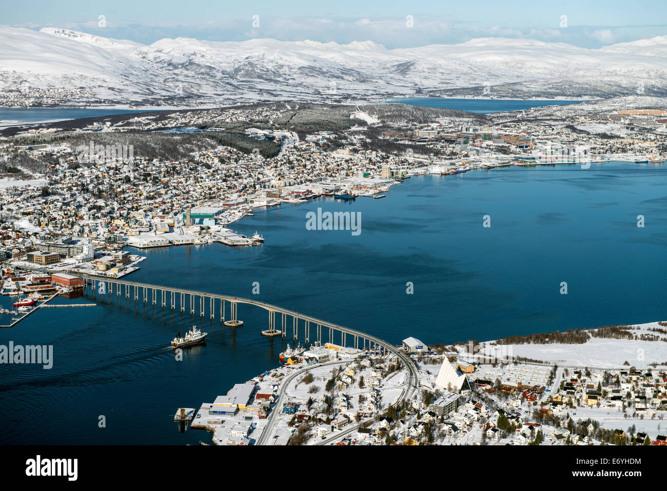 Blick auf Tromsø-Brücke, Tromsø, Norwegen, Skandinavien, Europa Stockfoto