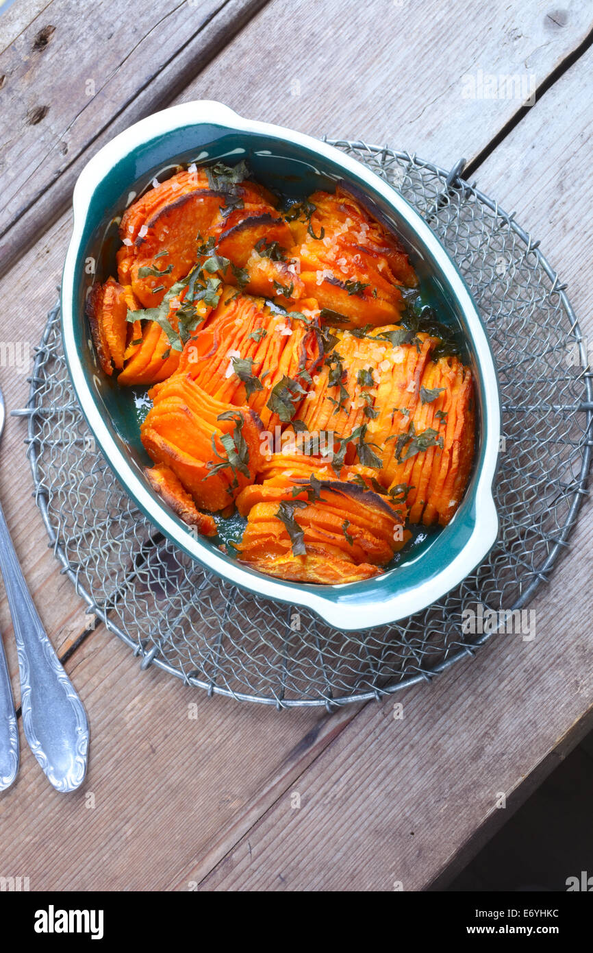 Geröstete Süßkartoffeln mit Kräutern Stockfoto