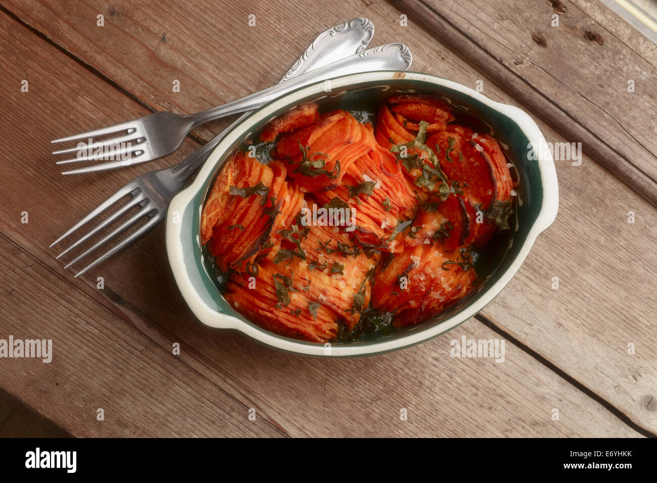 Geröstete Süßkartoffeln mit Kräutern Stockfoto