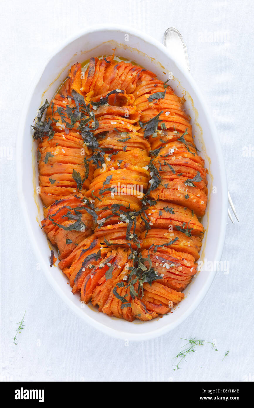 Geröstete Süßkartoffeln mit Kräutern Stockfoto