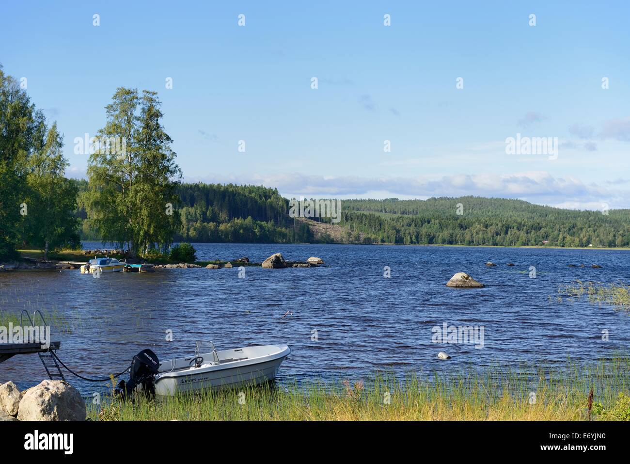Ein schöner See in Schweden entlang der Hoga Kusten Stockfoto