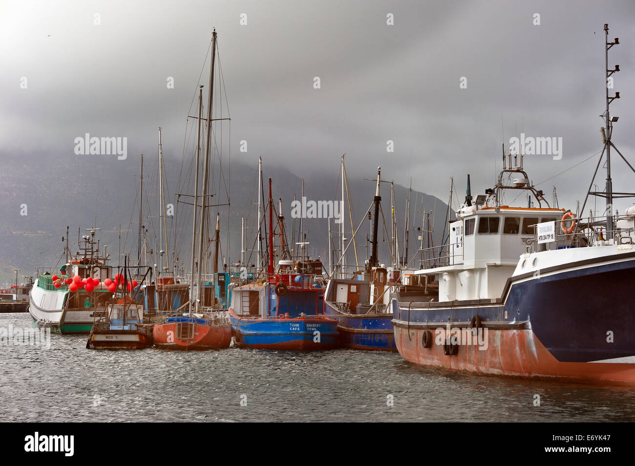 Südafrika, West Coast, Boote vor Anker im Hafen von Hout Bay Stockfoto