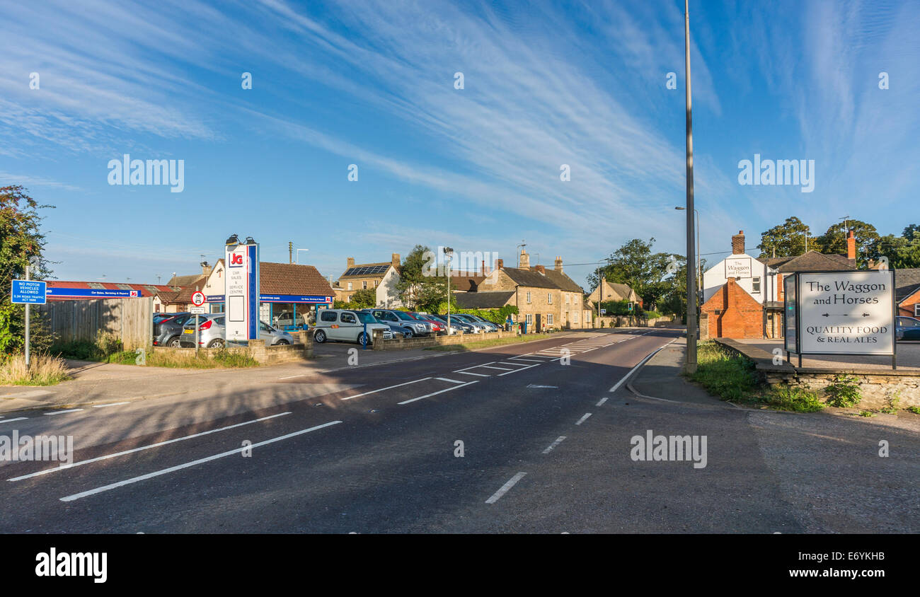 Auto Vertrieb und Service auf Links, Pub rechts von der A15 Richtung Norden herannahenden Langtoft, Lincolnshire, England, UK. Stockfoto