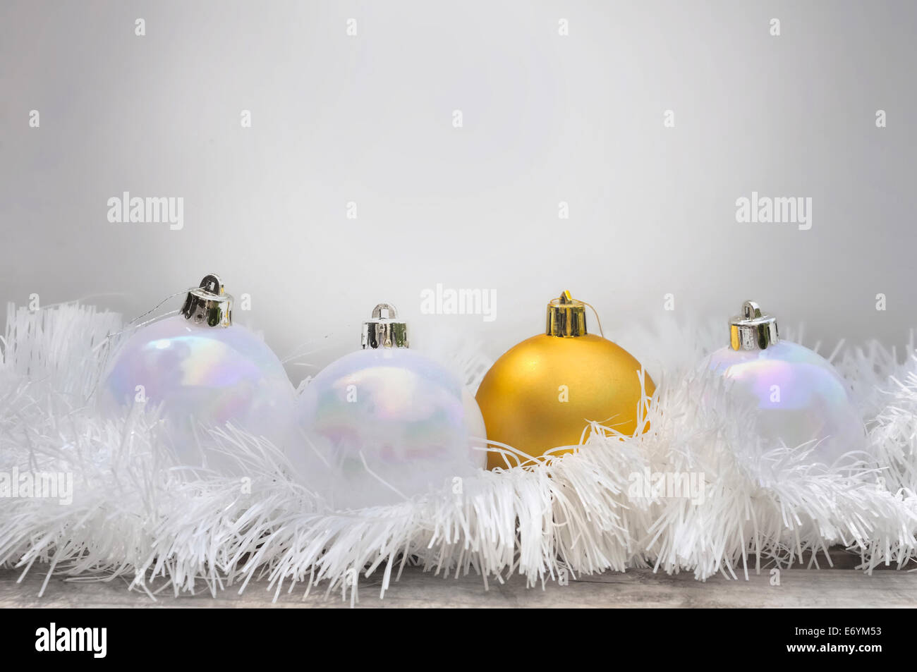 Goldene Kugel Weihnachtskugel unter weißen Kranz Stockfoto