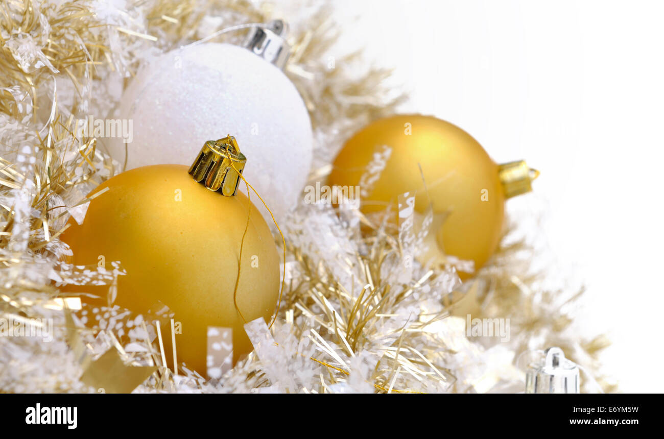 Weißen und goldenen Weihnachtskugeln in Kranz auf weißem Hintergrund Stockfoto