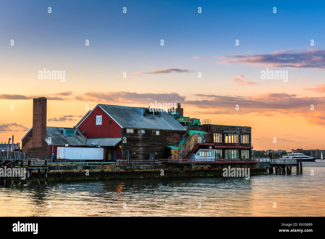 Eines der Gebäude gegenüber dem Hafen Spaziergang bei Sonnenuntergang entlang der Seaport District von Boston, Massachusetts - USA. Stockfoto