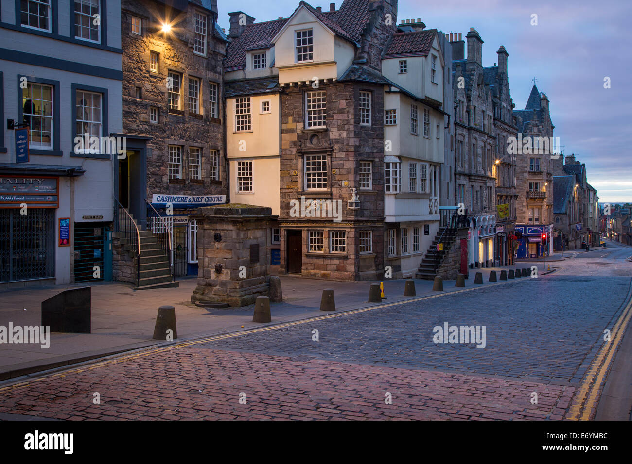 John Knox und Moubray Häusern (ältesten Häuser in der Stadt) entlang einer verlassenen Royal Mile Street, Edinburgh, Lothian, Schottland Stockfoto