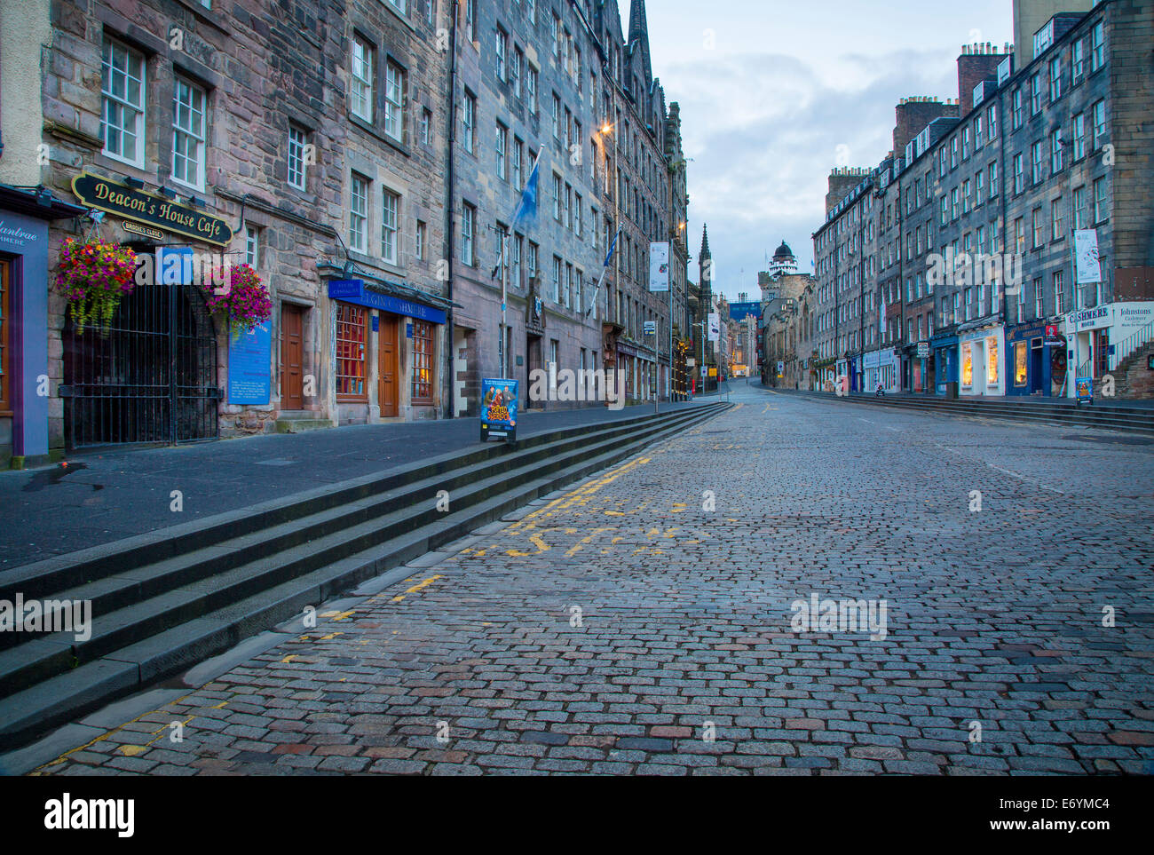 Verlassene Straßenszene entlang der Royal Mile, Edinburgh, Lothian, Schottland Stockfoto