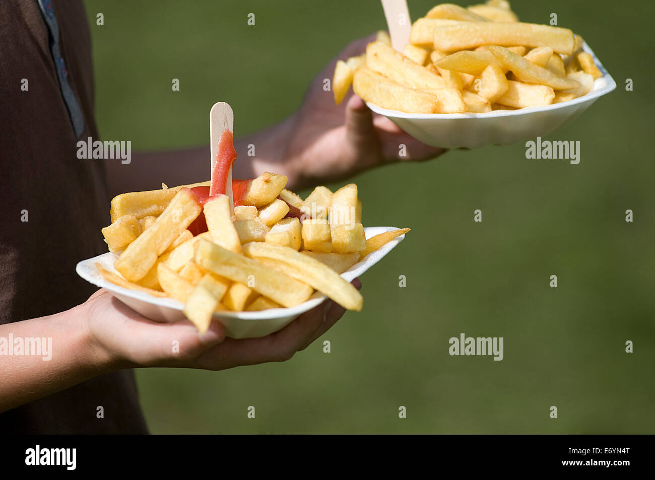 Chips Fast-Food-Diät Kartoffel Shop Fach Teil Fett fetthaltigen Lebensmitteln Gabel Ketchup Portionen Größe große Übergewicht fettleibigen Fett schlechte Ernährungsweisen greas Stockfoto