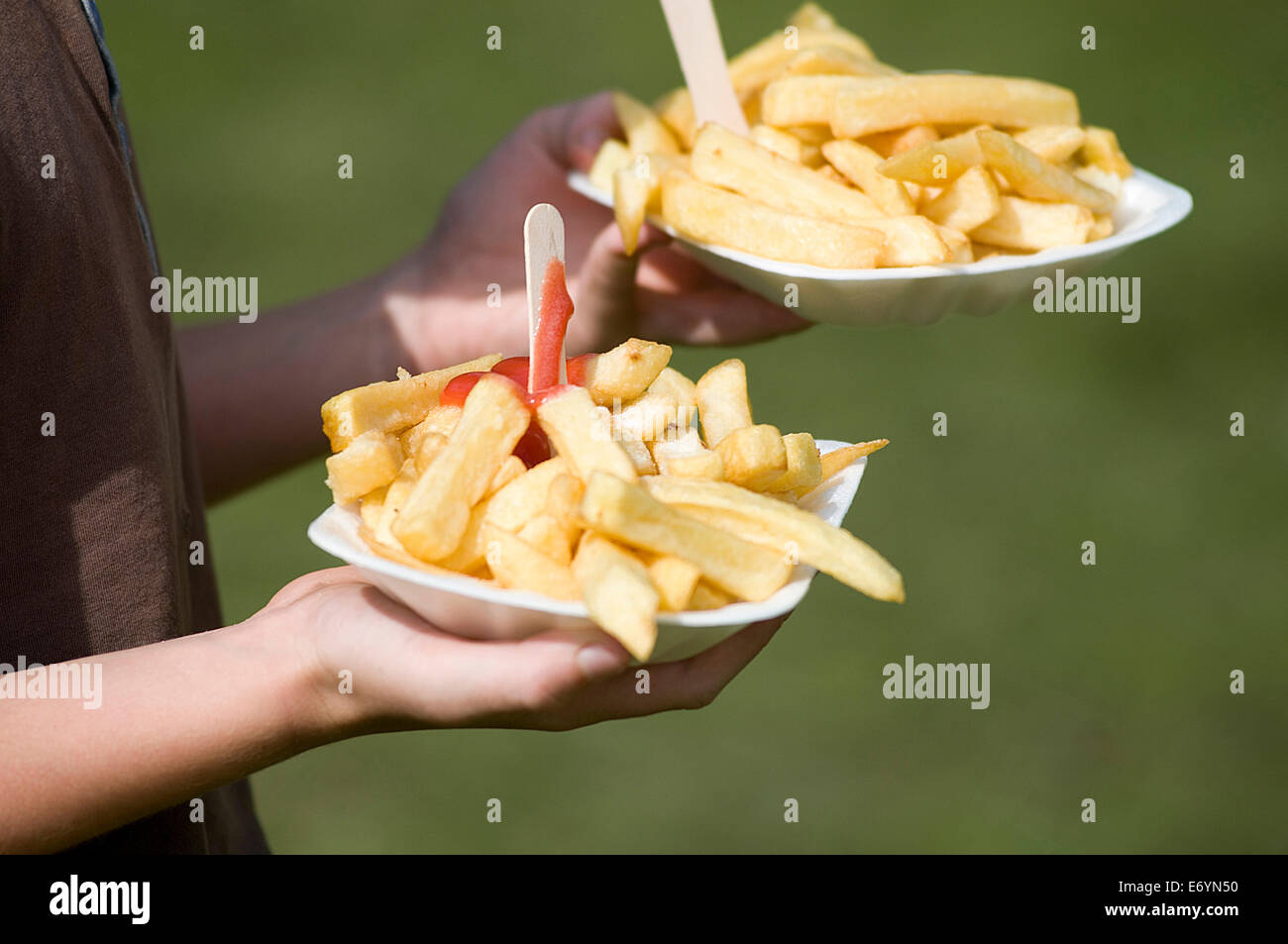 Chips Fast-Food-Diät Kartoffel Shop Fach Teil Fett fetthaltigen Lebensmitteln Gabel Ketchup Portionen Größe große Übergewicht fettleibigen Fett schlechte Ernährungsweisen greas Stockfoto