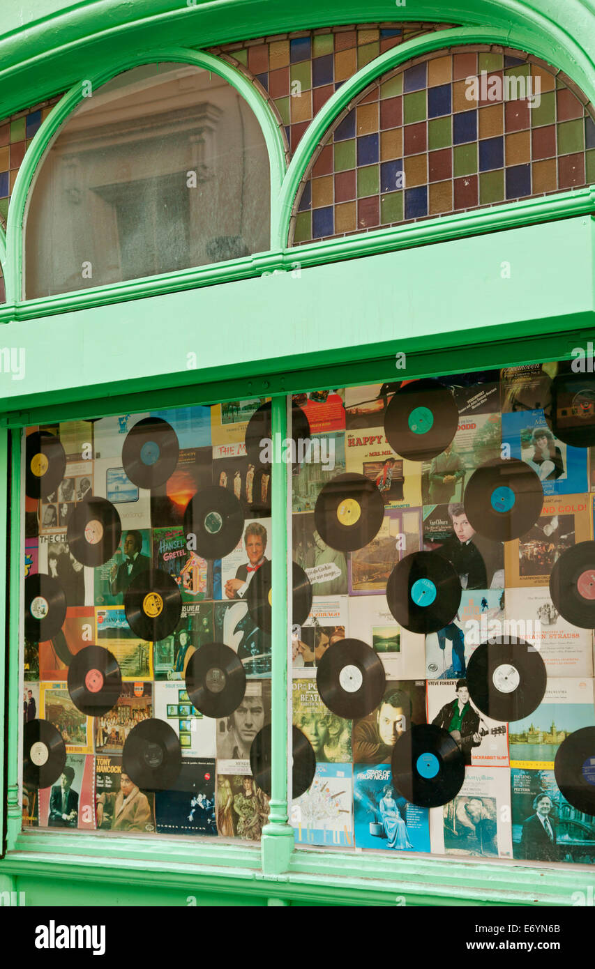 Schaufenster mit alten Vinyl-Schallplatten Stockfoto