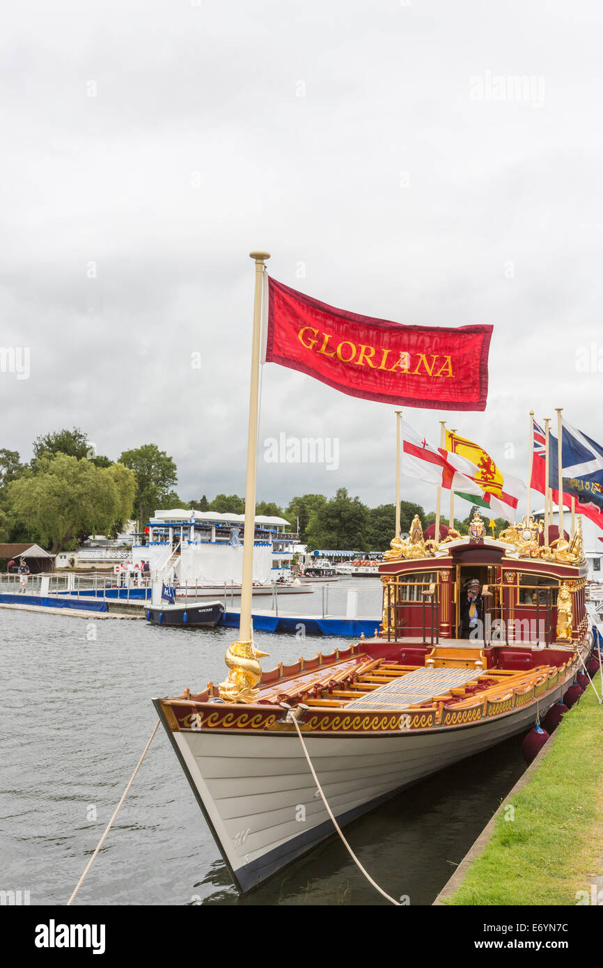 Gloriana, der Königin rowbarge, in der Queen's Diamond Jubilee verwendet, der mit dem Anker in Henley-on-Thames, Henley Royal Regatta, Flagge angezeigte Name Stockfoto