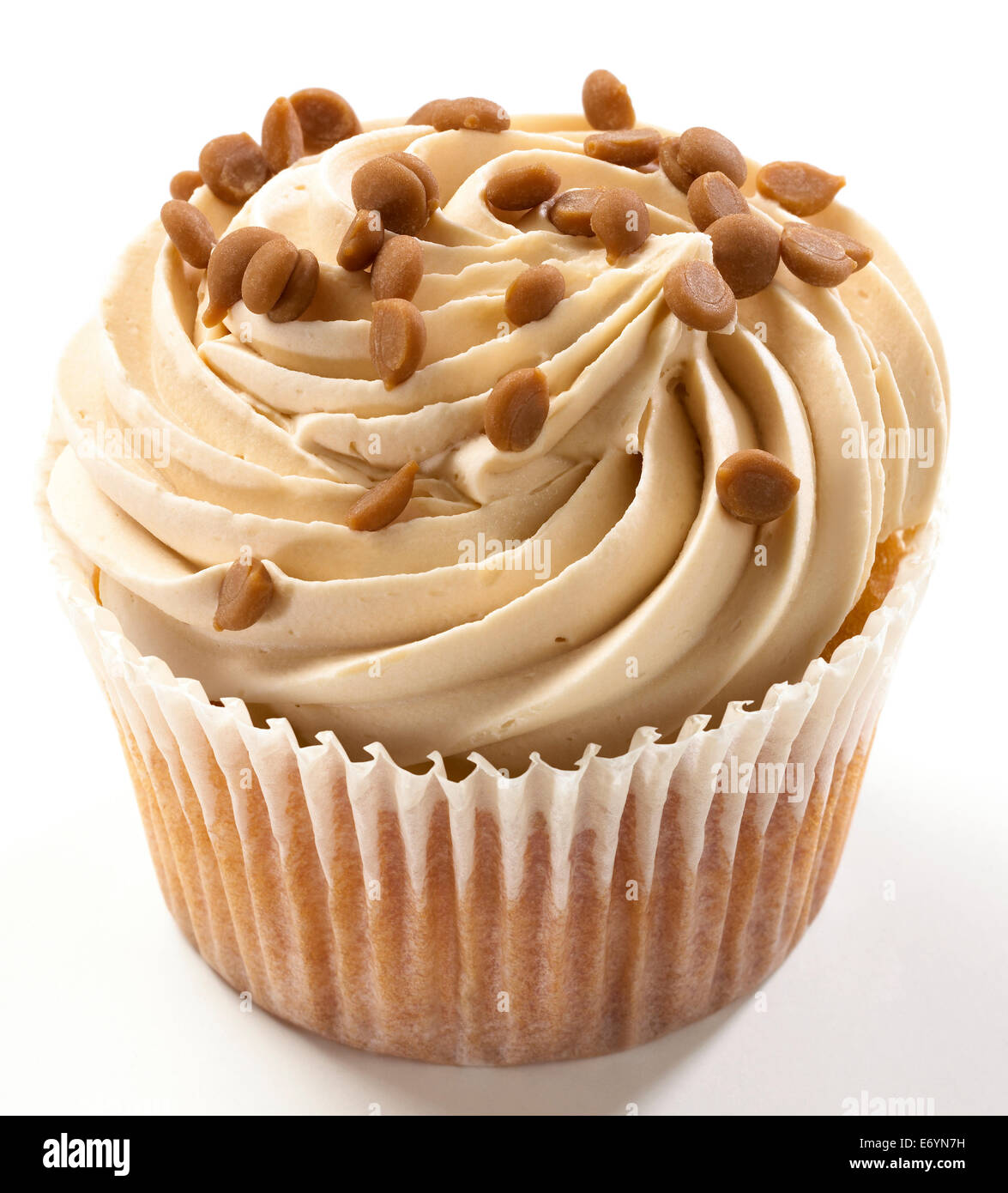 Luxus Karamell Cup Cake aus niedrigen Perspektive auf weißen Hintergrund isoliert. Stockfoto