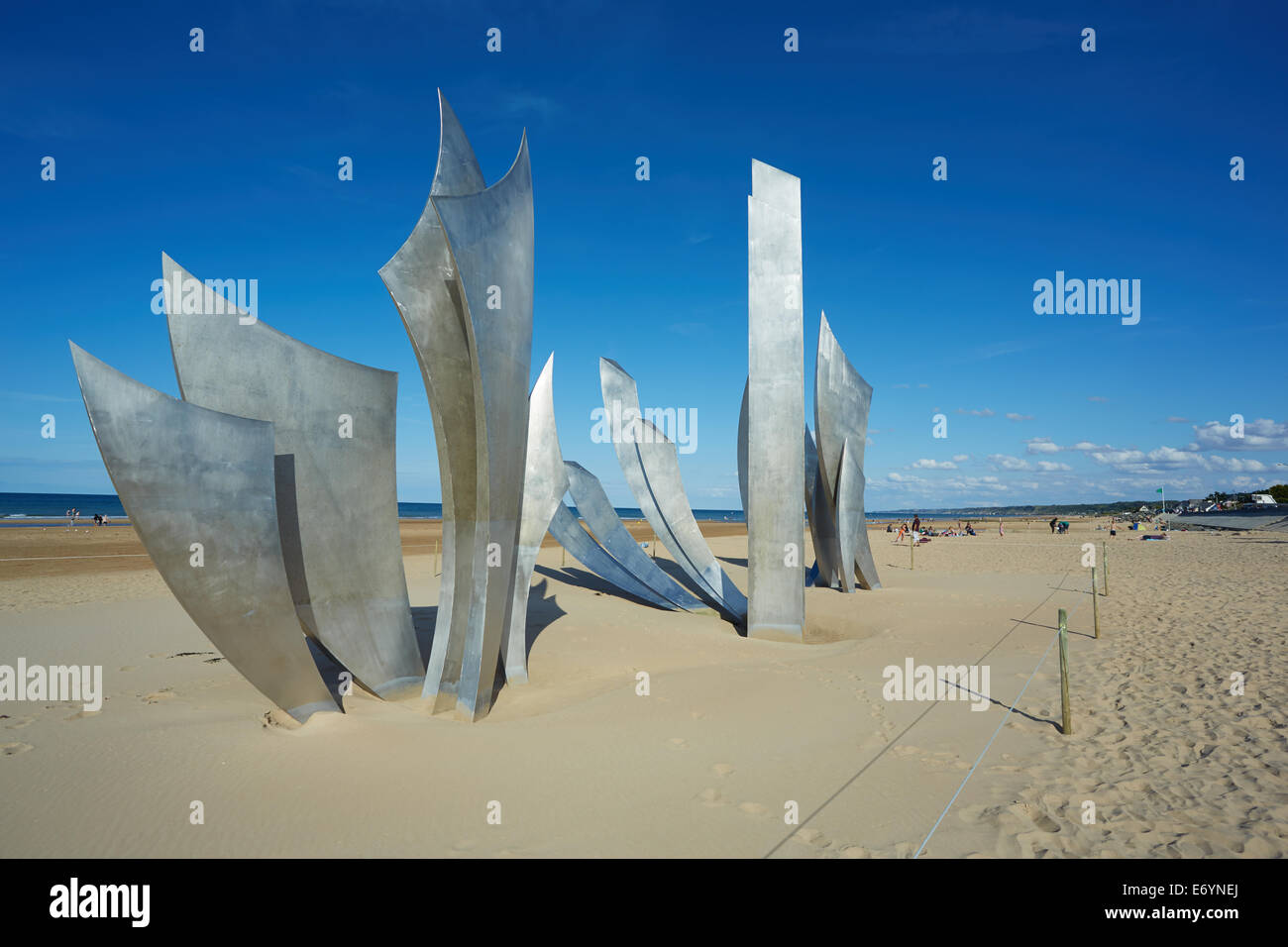 Omaha Beach, Normandie, Frankreich mit der Festschrift Skulptur "Les Braves" von Künstlerin Anilore Banon Stockfoto